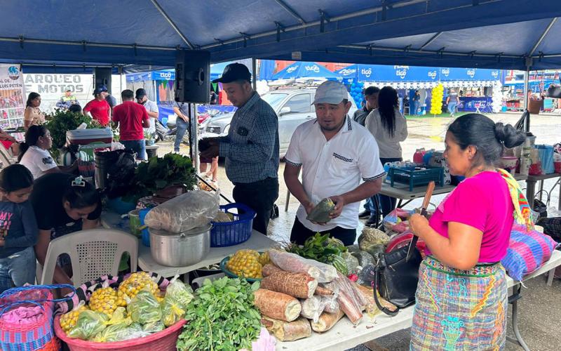 Familias de San Luis encuentran productos del campo a precios de feria
