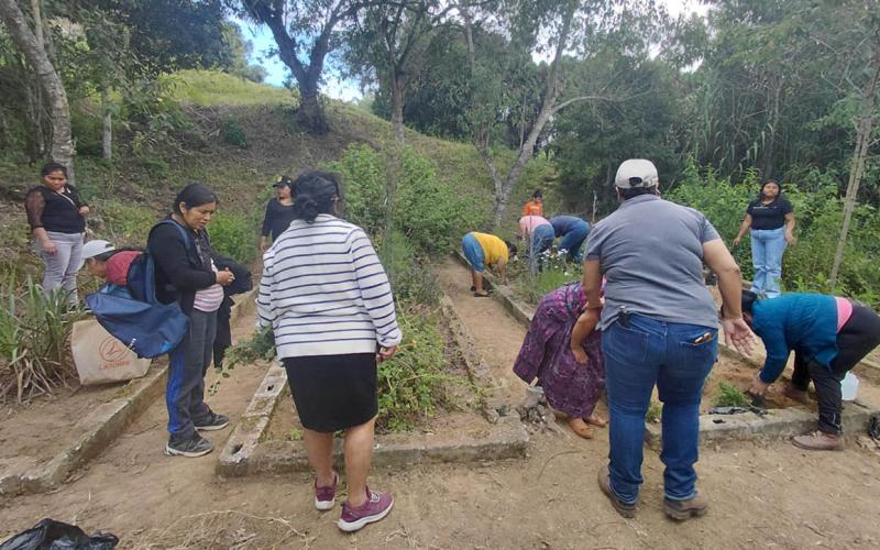 Familias de San Pedro Sacatepéquez fortalecen conocimientos en huertos de plantas medicinales