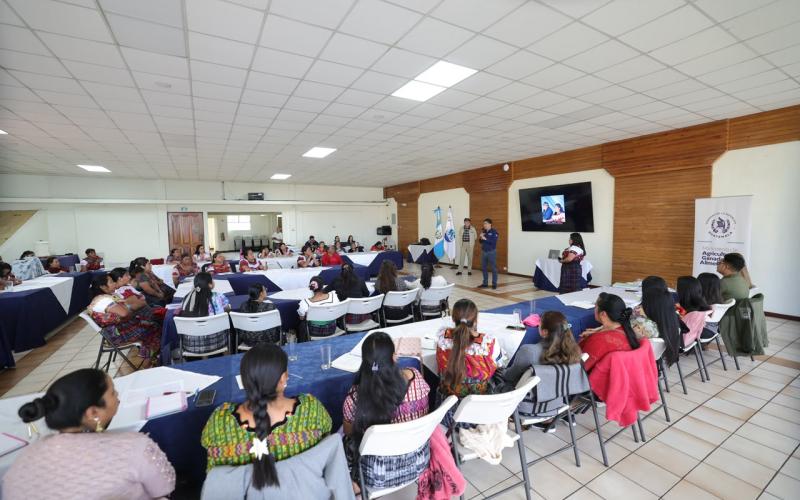 Fortalecen liderazgo y visión empresarial de productoras de Sololá