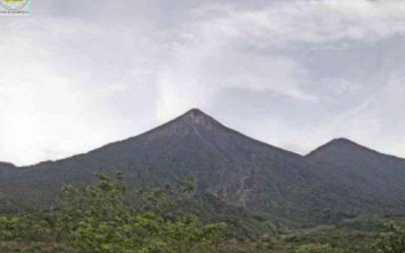 Columnas de ceniza descienden por las barrancas del Volcán de Fuego