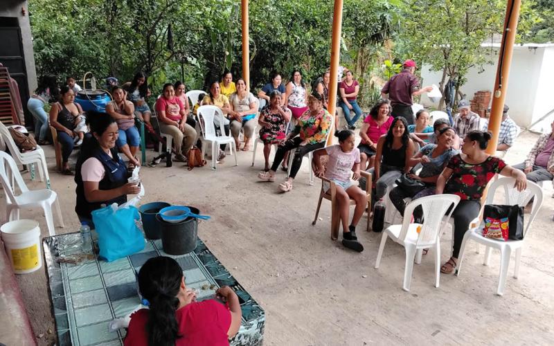 Integrantes de CADER elaboran productos artesanales para emprendimientos