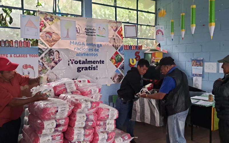 Más de mil familias reciben alimentos por su aporte al desarrollo comunitario