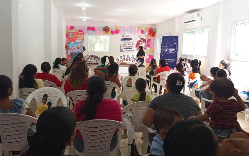 Madres lactantes aprenden de alimentación y establecimiento de huertos familiares