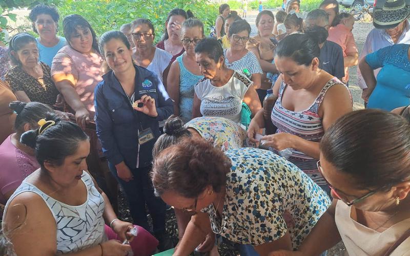Pobladoras potencian la economía familiar mediante talleres de productos artesanales