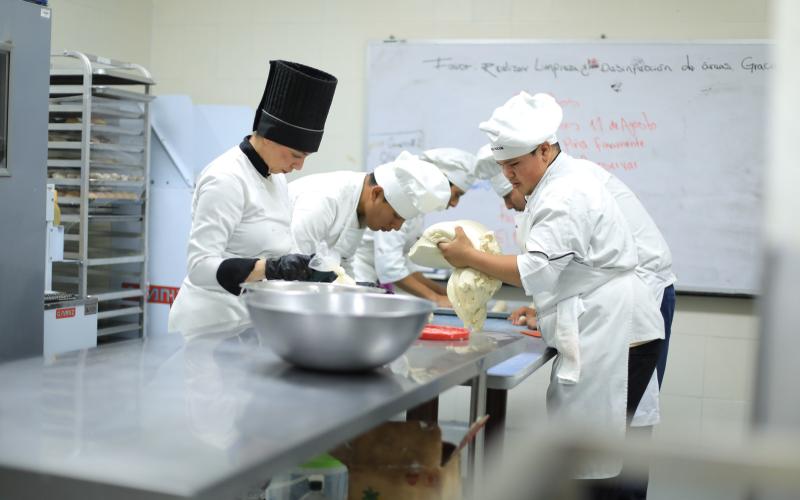 Adolescentes del CCO culminan su formación práctica en INTECAP  