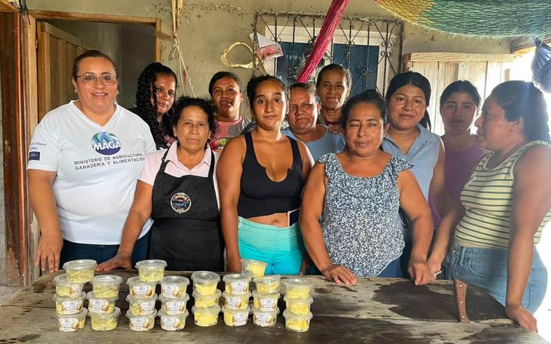 Productores de San Diego Guatelinda elaboran mantequilla artesanal