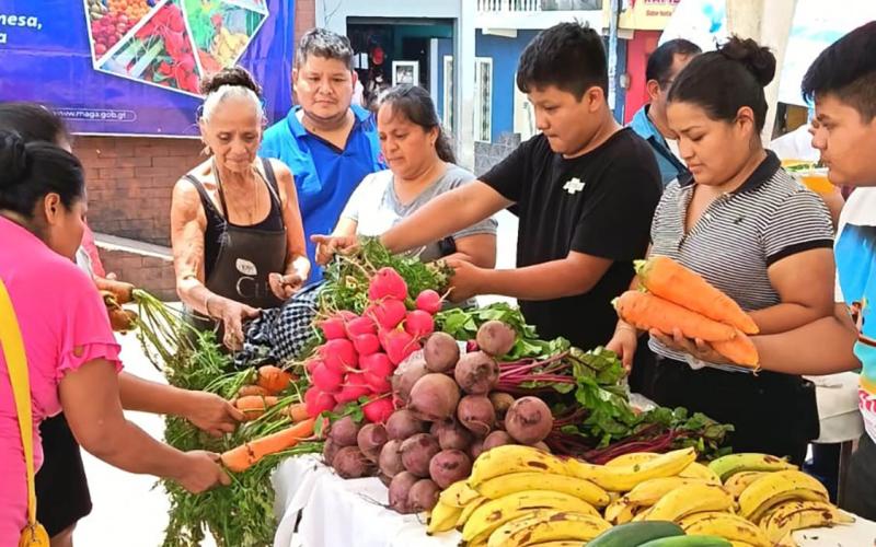 Productores marquenses dinamizan sus ingresos con la Feria del Agricultor