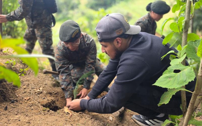 Ejército de Guatemala fortalece la conservación ambiental con jornadas de reforestación en Suchitepéquez y San Marcos