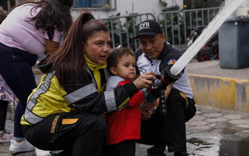 Niñas y niños de la SBS conocen de cerca la labor de los Bomberos Voluntarios