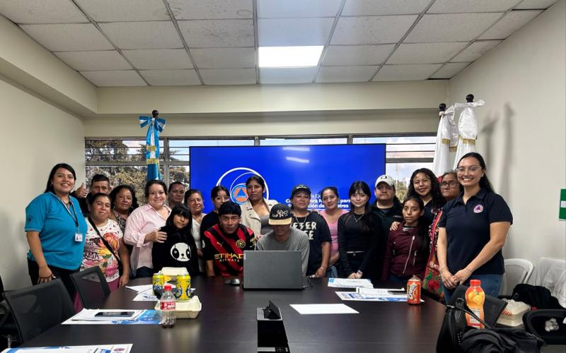 Familias de Villa Nueva reciben capacitación en gestión del riesgo