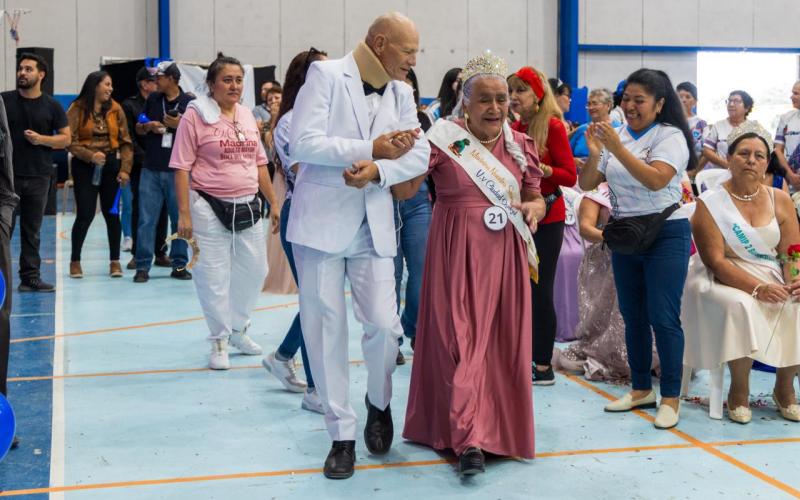María de Jesús López Hernández de Flores es la nueva Madrina del Programa Adulto Mayor 2026-2027. 