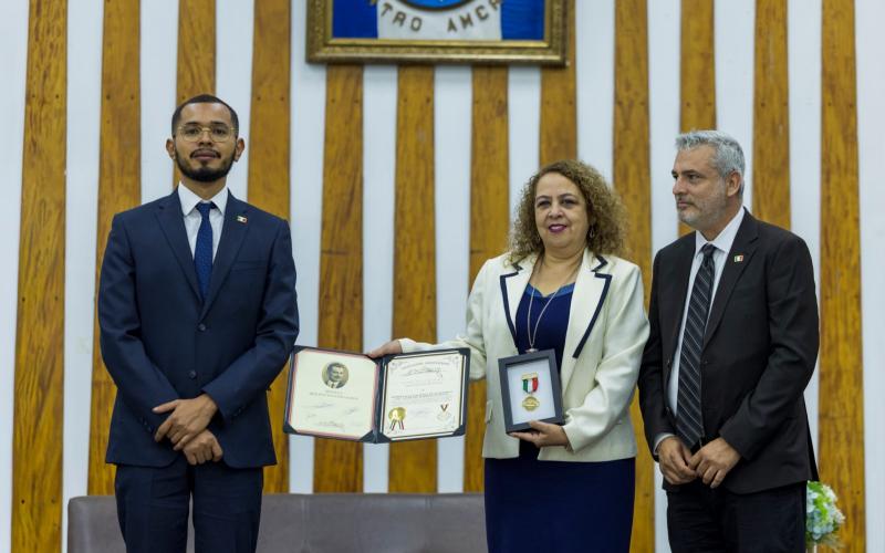 Hemeroteca Nacional recibe la Medalla Arquitecto Guido Albani por su aporte a la preservación de la memoria documental de Guatemala. 