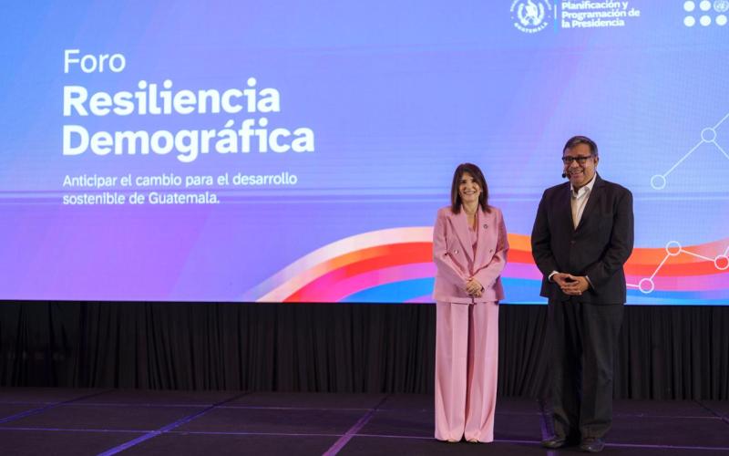 Paula Narváez, directora regional de UNFPA para América Latina, junto a Carlos Mendoza, secretario de Planificación. 