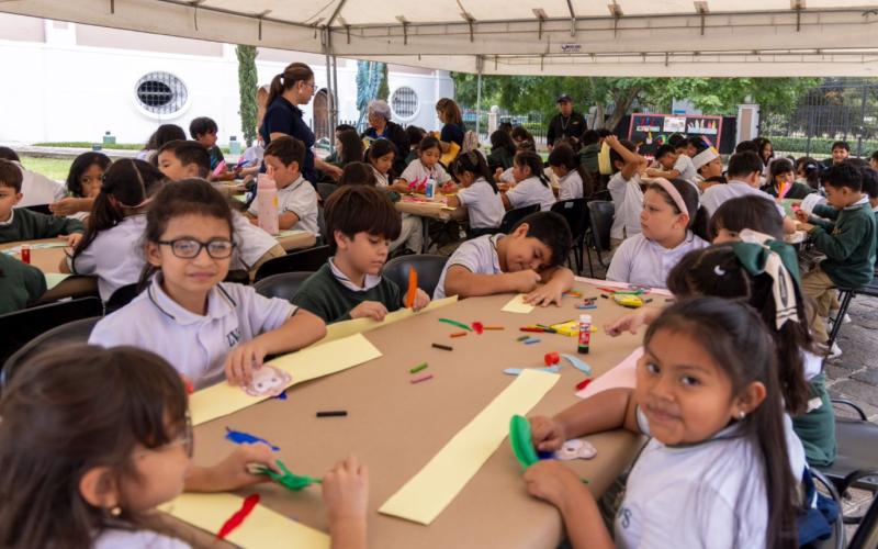 Estudiantes fortalecen su conocimiento con taller de recreación de tocados mayas. 