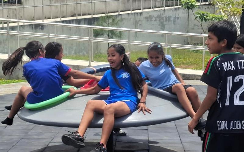Niños y jovenes disfrutan de una “Mañana Deportiva” en el Parque de la Paz, Cobán 
