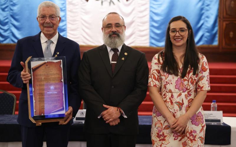 El Dr. Marco Antonio Sagastume Gemmell es condecorado con la Orden Ixim 2026 en el Palacio Nacional de la Cultura