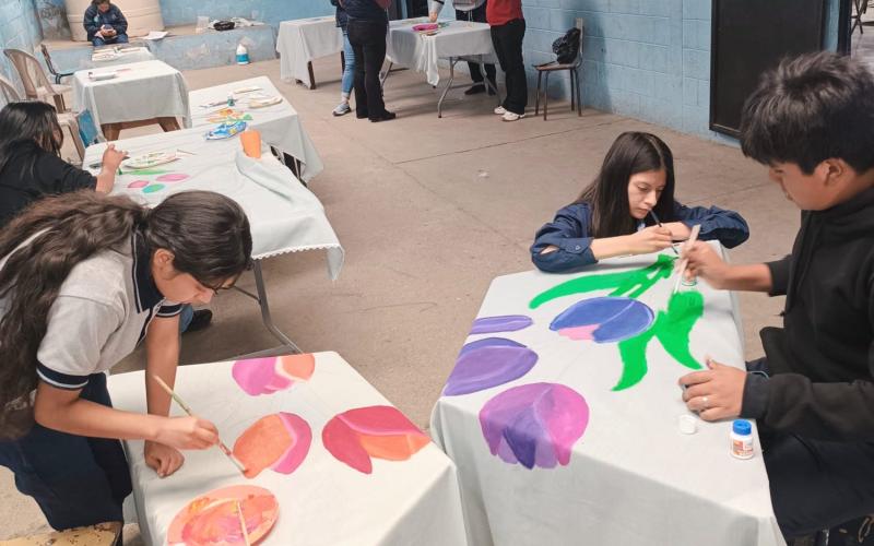 Jóvenes de Chiantla fortalecen sus capacidades artísticas con taller de pintura en tela