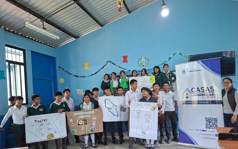 Estudiantes del Instituto Nacional de Educación Básica (INEB) de la aldea Chamil exploraron la cocina tradicional como una expresión de identidad cultural y transmisión de saberes durante un taller promovido por la Casa de Desarrollo Cultural de Cobán, Alta Verapaz.
