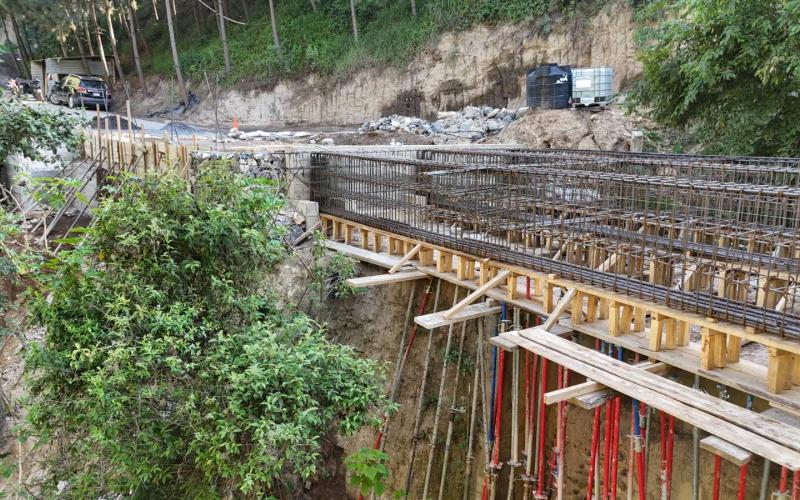 Supervisan uso de materiales para puente de doble vía en Tecpán 