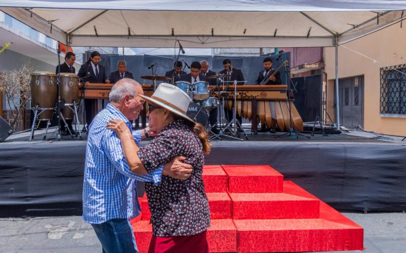 Marimba del Centro Cultural de Escuintla exalta las teclas morenas en la Avenida Elena por los 45 años del Teatro de Bellas Artes. 