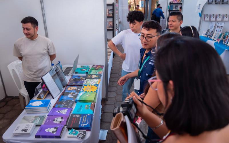 Editorial Cultura fortalece la fiesta de las letras en la II edición de la Feria del Libro al Viento Verapaz. 
