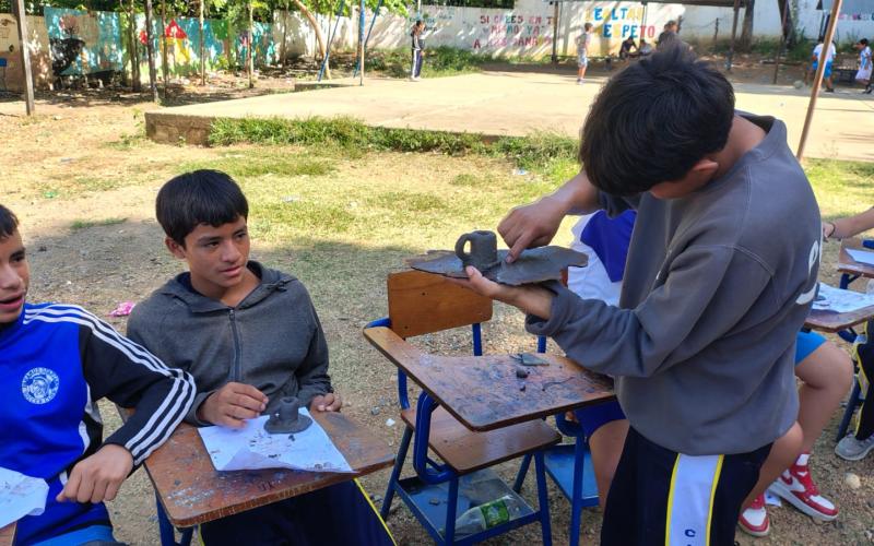 MCD fortalece el conocimiento de la alfarería Xinka entre estudiantes de Jutiapa