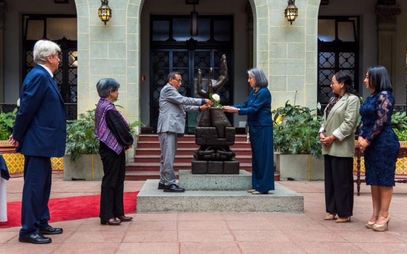 Pedro Castro López recibe la distinción del Cambio de la Rosa de la Paz. 