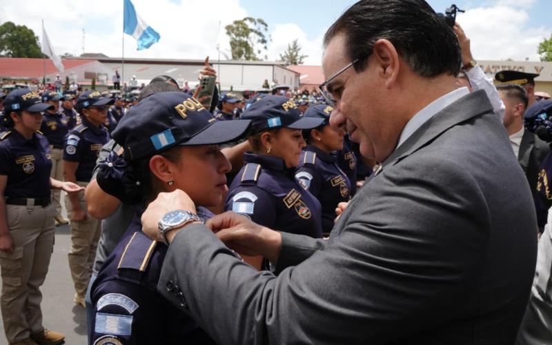 Nuevos policías de turismo velarán por la seguridad de visitantes a Guatemala