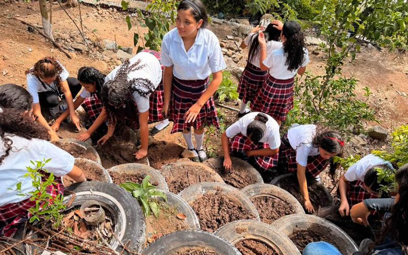 Jóvenes de El Adelanto aprenden a cultivar sus propios alimentos