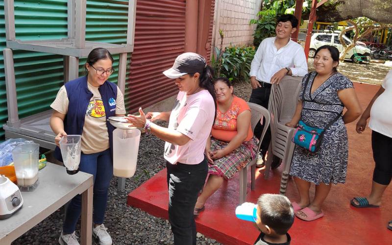 Mujeres aprende a elaborar bebida de ajonjolí para fortalecer la alimentación familiar