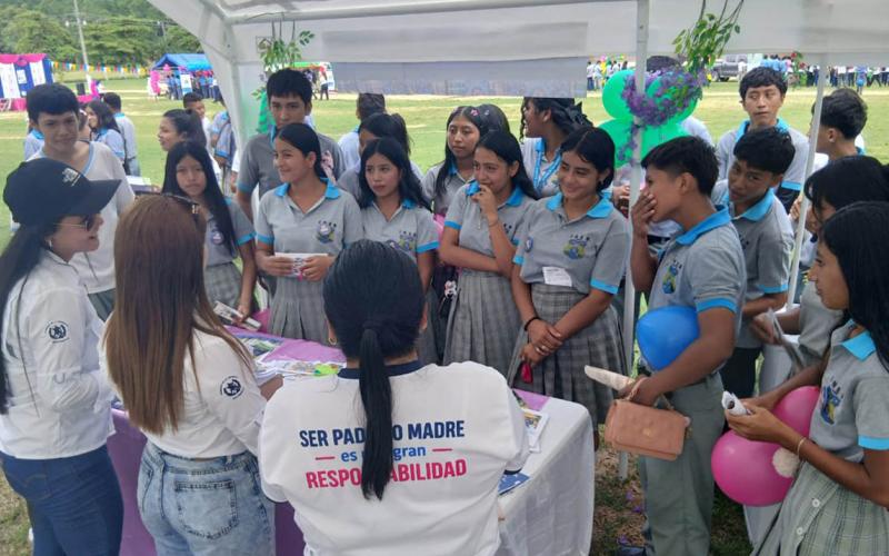 Jóvenes de Sayaxché conocen programas y servicios para la juventud rural