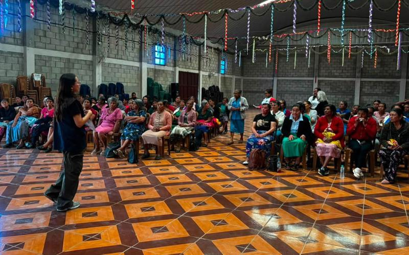 Comadronas fortalecen conocimientos de lactancia materna y alimentación complementaria