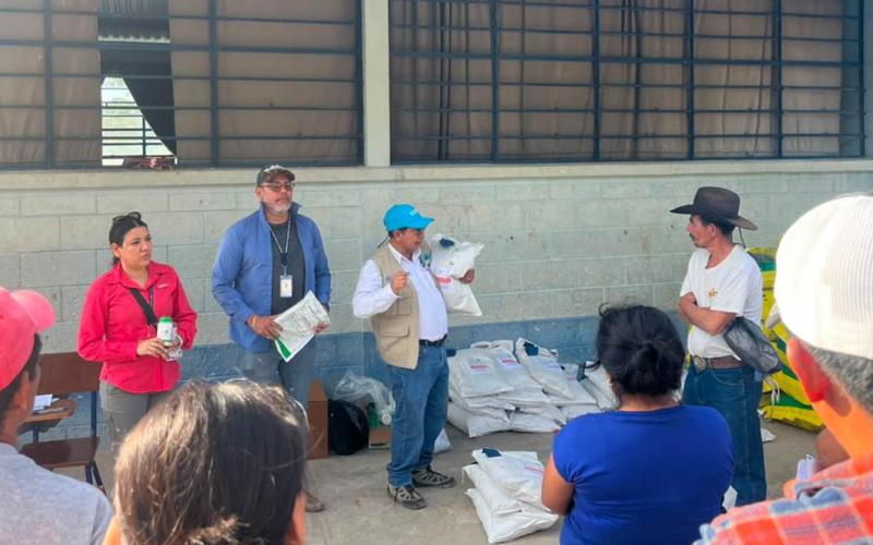 Entrega de insumos a familias de San José La Arada fortalece producción de frijol