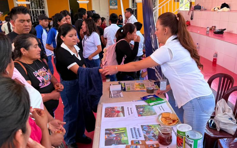 Feria informativa permite a los jóvenes conocer oportunidades del sector agrícola