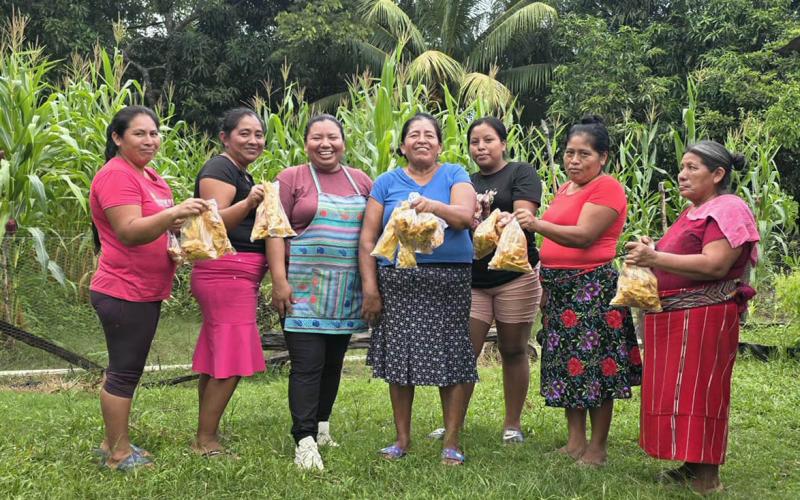 Mujeres de Sayaxché fortalecen oportunidades de ingresos mediante la transformación de productos locales