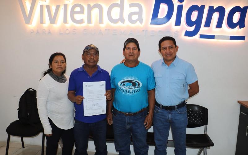 En Suchitepéquez 100 familias redciben subsidios para construir su vivienda