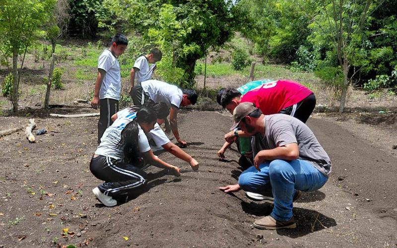 Jóvenes de Petén promueven la agricultura sostenible desde los huertos escolares