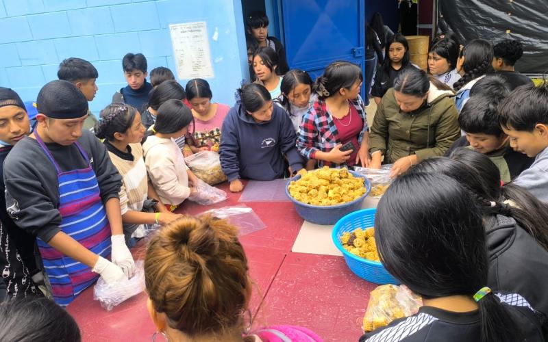 Jóvenes de CADER fortalecen conocimientos en producción de hongo ostra