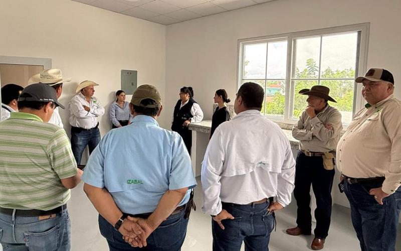 Supervisan avances del Laboratorio de Sanidad Animal en Izabal