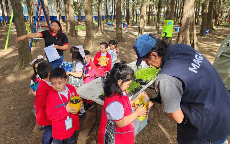 Estudiantes fortalecen conocimientos de agricultura, nutrición e higiene mediante actividades prácticas