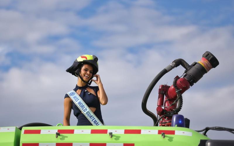Miss World Guatemala conoce el trabajo de los bomberos del AILA