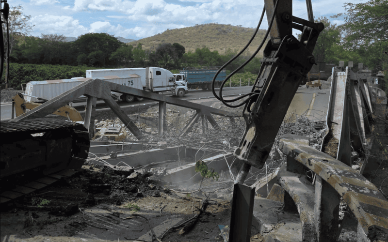 Inicia demolición del puente Güijo para avanzar hacia instalación del puente modular