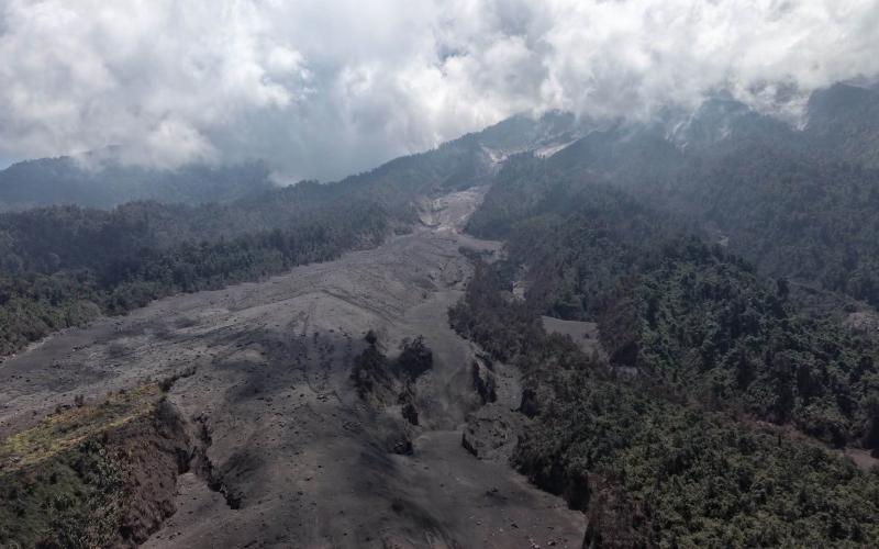 Avalanchas de material volcánico llegan al límite de la vegetación en el Volcán de Fuego