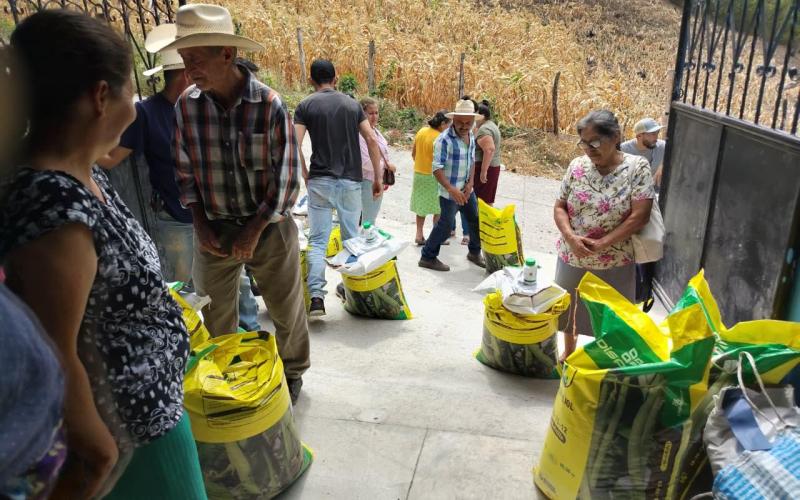 Productores de frijol del Corredor Seco reciben insumos para fortalecer sus cultivos