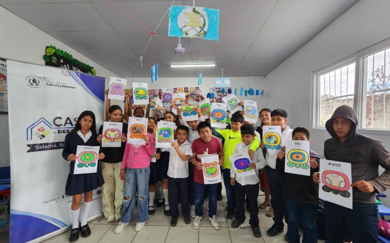 Casa de Desarrollo Cultural imparte taller sobre la cosmovisión y los 20 nahuales a estudiantes de Salamá. 