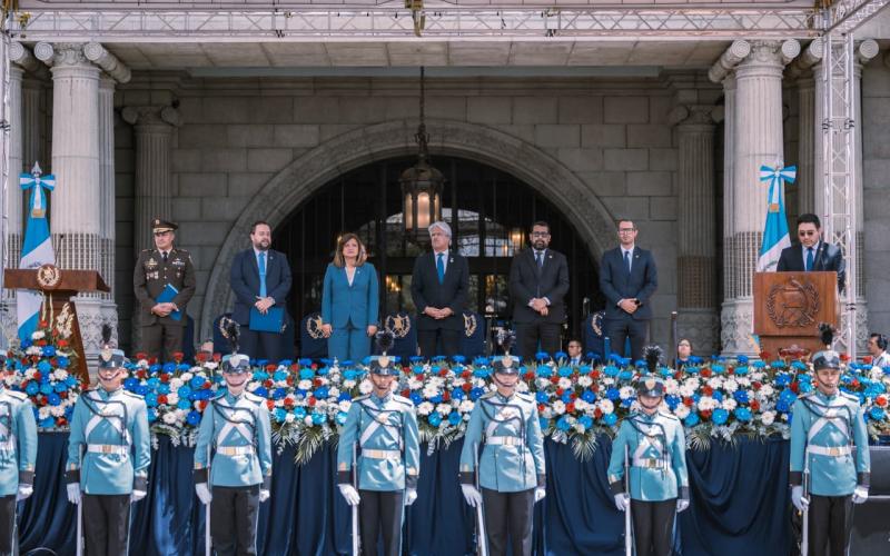 Guatemala enciende el Fuego Patrio, que ilumina el corazón de la Nación.