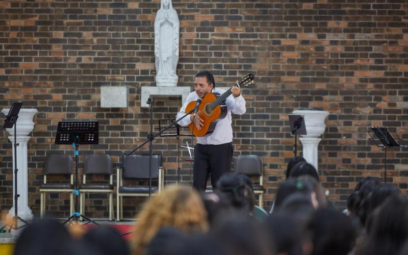 El Quinteto Xocomil maravilla a cientos de estudiantes durante concierto didáctico