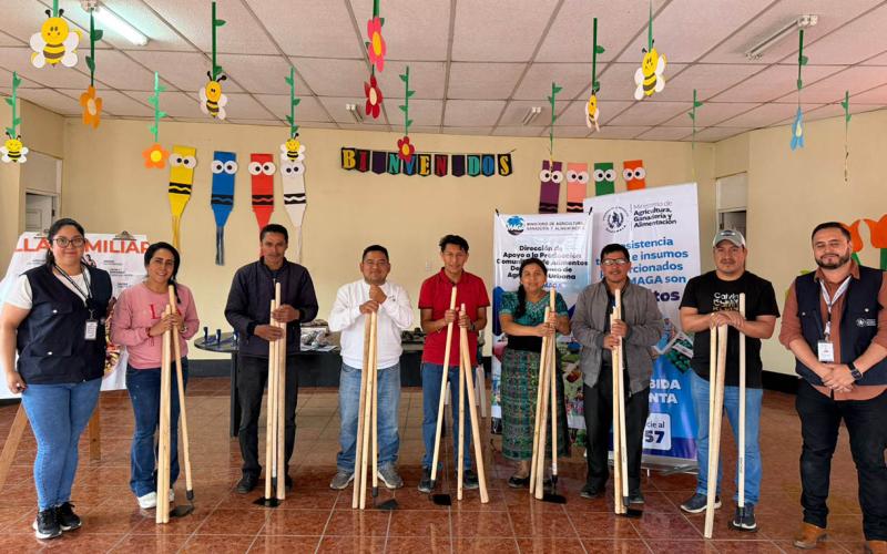 Directores de centros educativos de Quiché reciben insumos para implementar huertos escolares