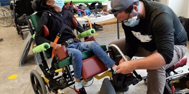 Beneficiados con sillas de ruedas de buena postura