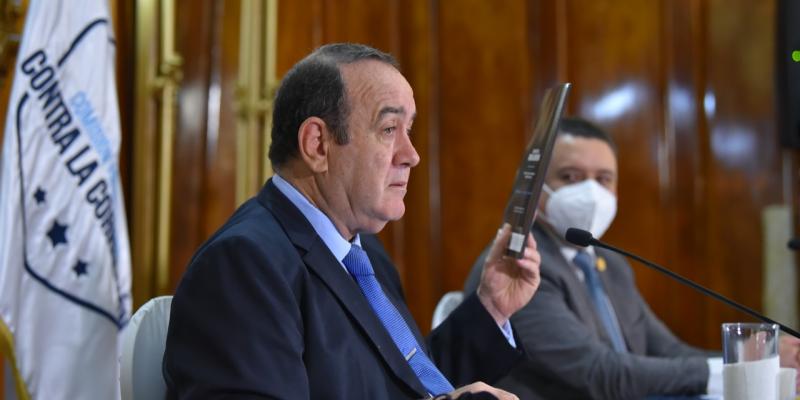 Comisión contra la Corrupción entrega su informe